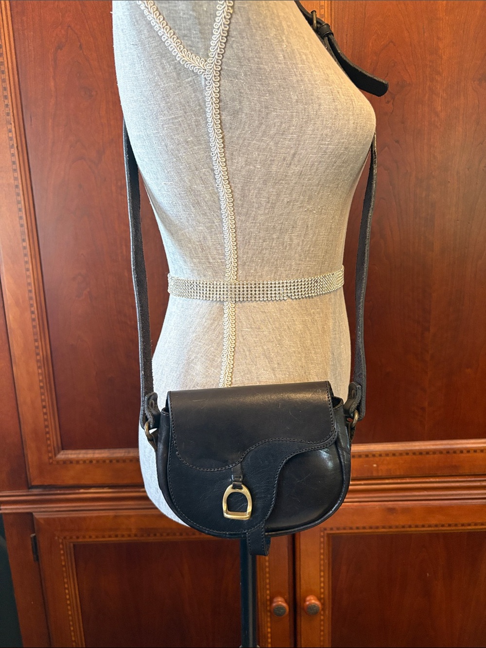 Vintage Black Leather Crossbody Saddle Bag - Unbranded absolutely stunning